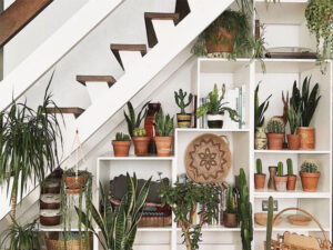 10 Ide Kreatif Memanfaatkan Ruang Bawah Tangga