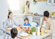 5 Meja Makan Minimalis yang Stylish untuk Keluarga Anda