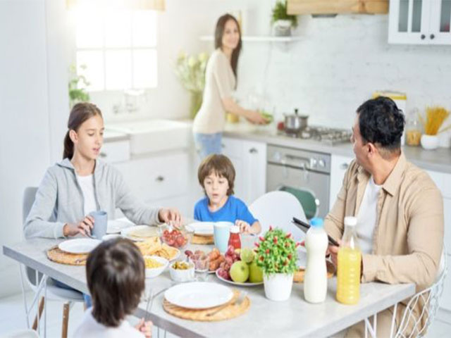 meja makan minimalis